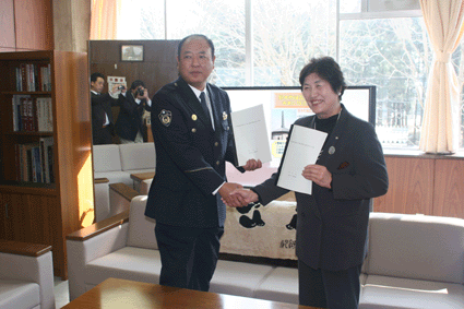 野木町長と小山警察署長