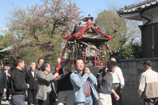 神輿がまちを練り歩く写真の画像