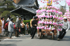 色鮮やかな山車の写真の画像