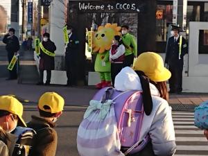 交通安全啓発活動に参加するサンちゃん(2)